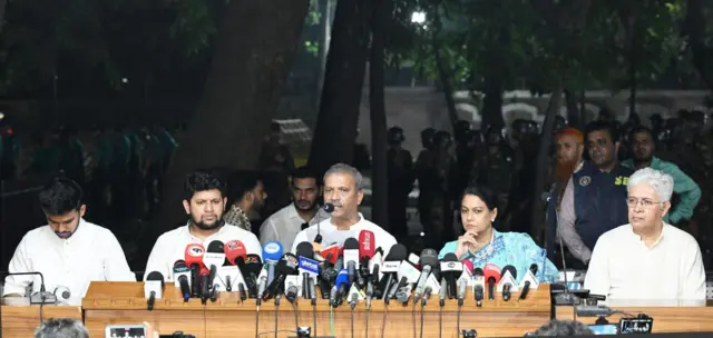 উপদেষ্টা পরিষদের বৈঠকের পর সংবাদ সম্মেলনে অংশ নেন আইনমন্ত্রী আসিফ নজরুল