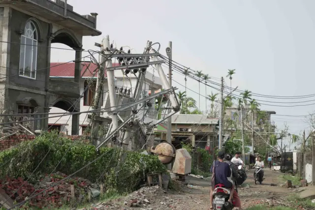ထက်ပိုင်းကျိုးပြိုကျနေတဲ့ ထရမ်စဖော်မာတစ်ခု