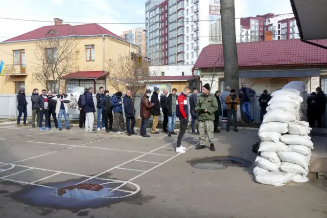 Người dân xếp hàng trước trụ sở tuyển quân