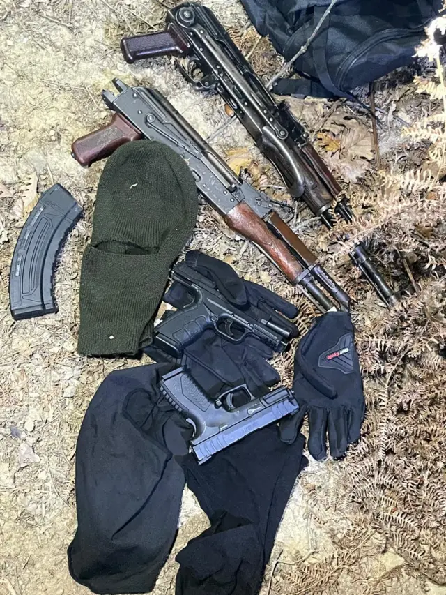 Cinayette kullanılan iki kalaşnikof ile iki tabanca