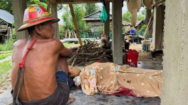 လေကြောင်းတိုက်ခိုက်မှုကြောင့် သေဆုံးသူတွေထဲမှာ ကိုယ်ဝန်ဆောင်တစ်ယောက်လည်း ပါဝင်ပါတယ်။