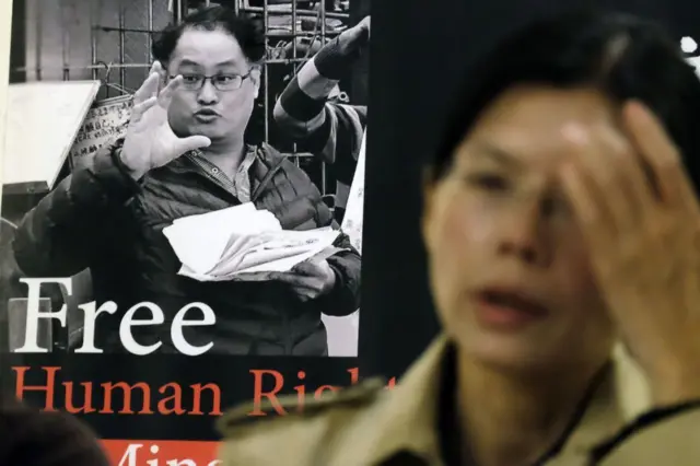 台湾非政府组织工作者李明哲，2017年经澳门入境中国境内，被以“颠覆国家政权罪”遭中国国安人员逮捕，其妻子救援他的画面。