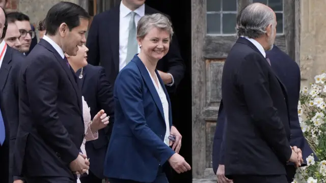 ایوت کوپر، وزیر خارجه بریتانیا و مارکو روبیو، وزیر خارجه آمریکا در حال ورود به اقامتگاه نخست‌وزیر بریتانیا در جریان سفر اخیر دونالد ترامپ به بریتانیا 