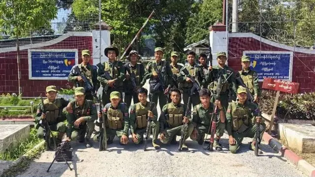  သိန္နီ၊ရဲစခန်းရှေ့တွေ့ရတဲ့ မြောက်ပိုင်းမဟာမိတ်တပ်များ