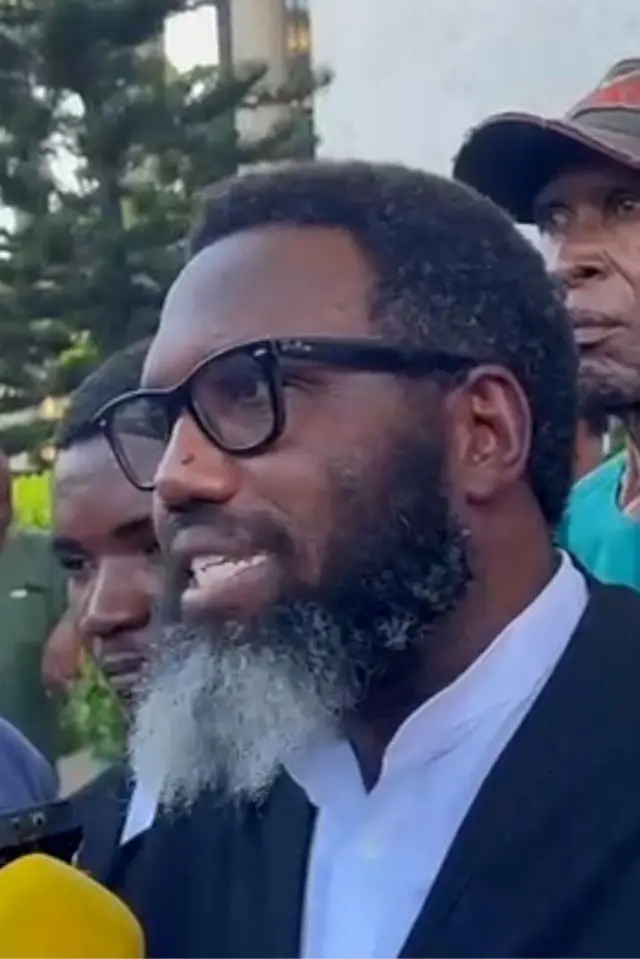 Maxwell Ọkpara so na ndị okaiwu Nnamdi Kanu kwụ ọtọ n'ọnụụzọ ụlọikpe ukwu dị n'Abụja n'etiti ọha ndịntaakụkọ 