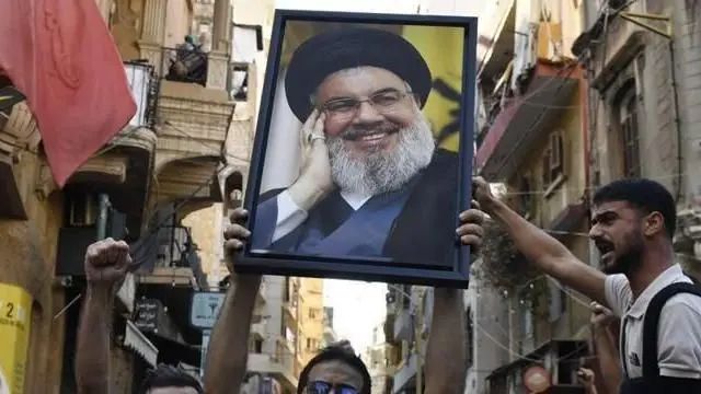 हसन नसराल्लाह यांचे समर्थक बैरुतमध्ये त्यांच्या फोटोसह