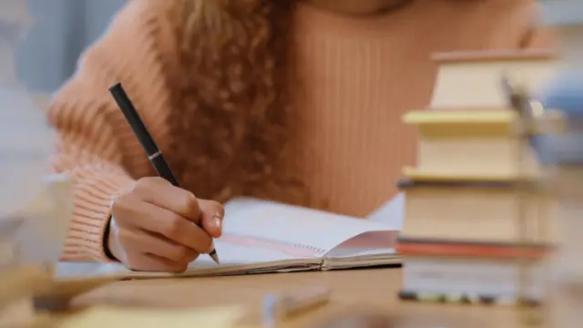 布魯姆的捐款已被用來頒發獎學金給紐約的弱勢青少年。