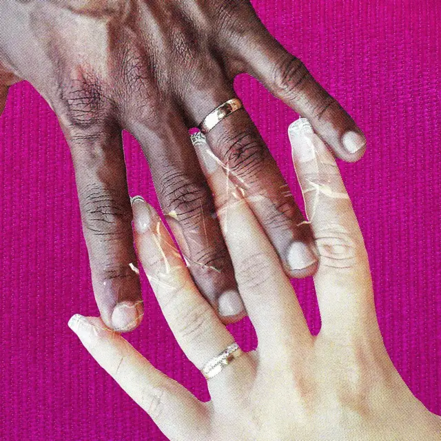 Colagem mostra uma mão masculina negra e uma mão feminina branca se tocando. Ambos usam alianças, mas as fotos têm sinais de rachaduras ou desgaste. Elas estão coladas sobre um fundo rosa texturizado
