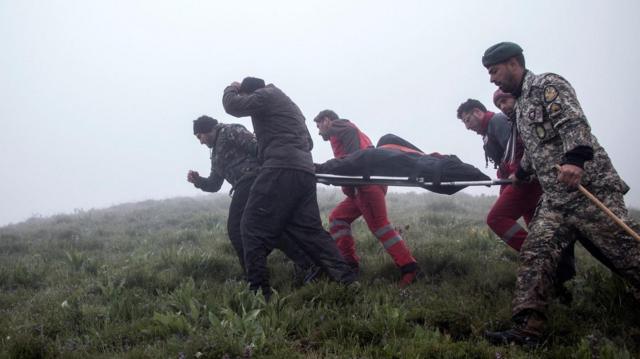تیم امداد و نجات در پی سقوط بالگرد حامل ابراهیم رئیسی رئیس جمهور ایران در ورزقان کار می کند