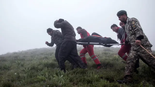 تیم امداد و نجات در پی سقوط بالگرد حامل ابراهیم رئیسی رئیس جمهور ایران در ورزقان کار می کند