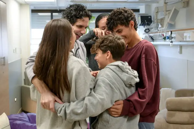 Ofer Kalderon abrazado junto a su familia.