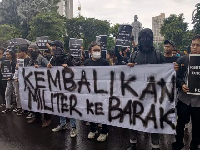Demonstrasi menolak RUU TNI di Surabaya, Jawa Timur, Kamis (20/03)