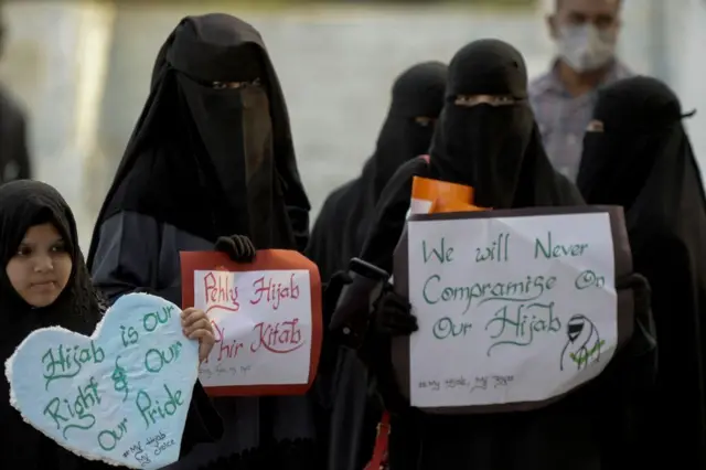 ஹிஜாப், இஸ்லாம், சமூக ஊடகங்கள், இணையம், மதம்