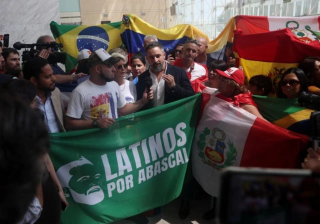 Santiago Abascal (ao centro)