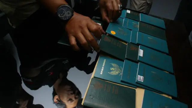 Polisi menunjukkan beberapa bukti kejahatan TPPO WNI ke luar negeri.