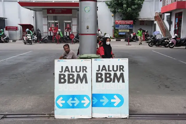 Para petugas menunggu pelanggan di sebuah SPBU milik Pertamina Persero di Jakarta, Indonesia, pada Kamis, 4 September 2025. SPBU bermerek Shell Plc dan BP Plc di Indonesia mengalami kekurangan bahan bakar karena pasokan dibatasi oleh pembatasan impor.
