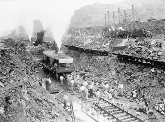 Más de 25.000 personas murieron durante la construcción del canal, la mayoría por fiebre amarilla.