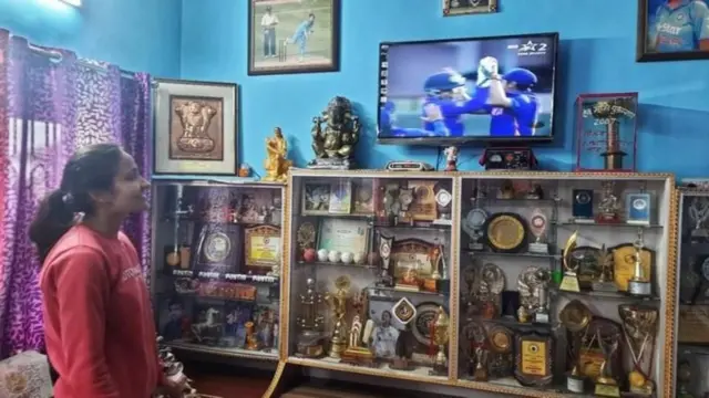 મૅચ નિહાળી રહેલાં સ્નેહનાં બહેન