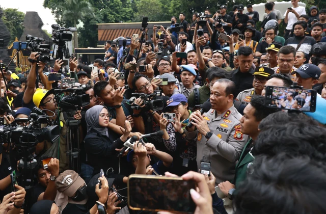Kapolda Metro Jaya Irjen Pol Asep Edi Suheri (keempat kanan) menyampaikan pernyataan saat menemui massa aksi di Polda Metro Jaya, Jakarta, Jumat (29/8/2025).
