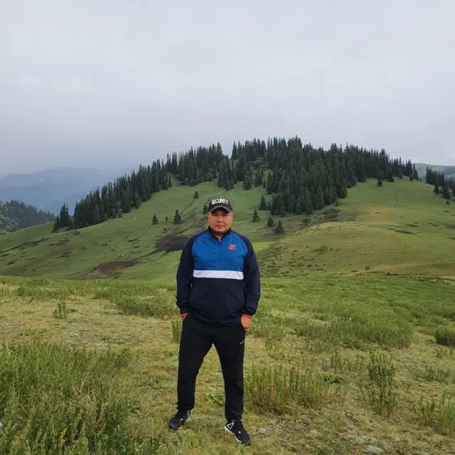 Илгиз Шаменов Жетим-Тоонун фонунда