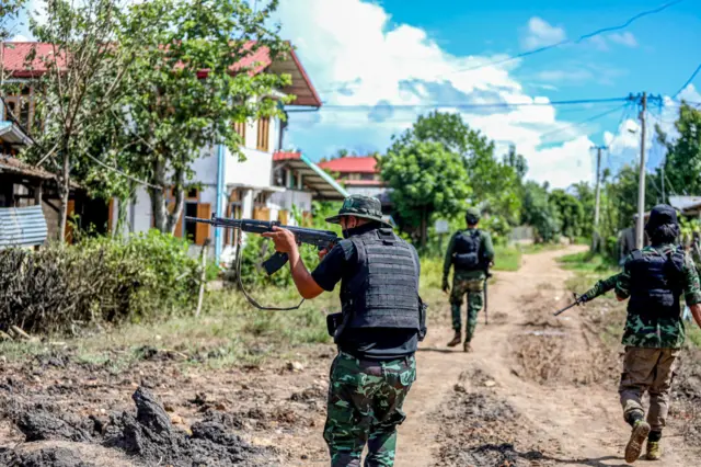 စစ်အာဏာသိမ်းမှုကို ပြည်သူတွေ ကြံ့ကြံ့ခံ တွန်းလှန်နေခဲ့