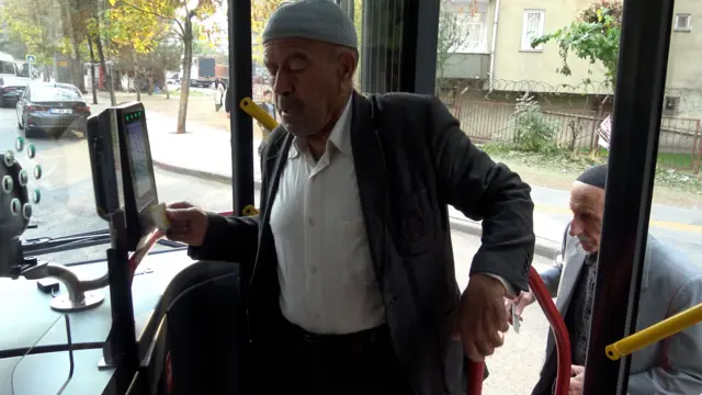 Otobüse binmeye çalışan bir yolcu