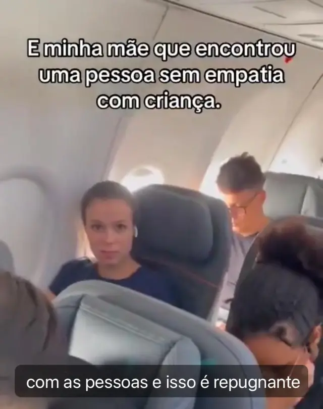 A imagem mostra pessoas dentro de um avião, com a passageira Jeniffer Castro em destaque. Ela está sentada em uma poltrona na janela