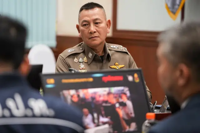 ผบ.ตร. ร่วมรับฟังบรรยายการจับกุมผู้ต้องหาคดีโกงสอบท้องถิ่น ซึ่ง ผบก.ป. เปิดเผยว่า ได้เบาะแสว่านายวินหลบหนีไปที่ประเทศเพื่อนบ้าน จึงส่งตำรวจไปฝังตัวอยู่ที่ สปป.ลาว 3 วัน