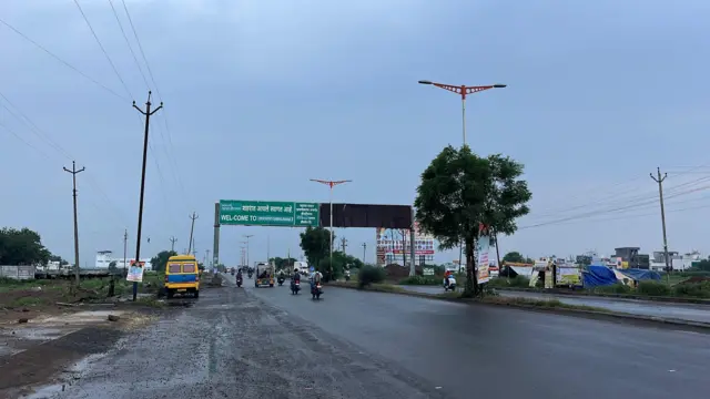 मराठवाड्यात रस्त्यांचं काम झाल्याचं दिसून येतं.