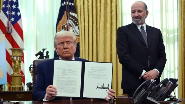 الرئيس الأمريكي دونالد ترامب يعرض توقيعه أمراً تنفيذياً بشأن الرسوم الجمركية المتبادلة في المكتب البيضاوي في البيت الأبيض