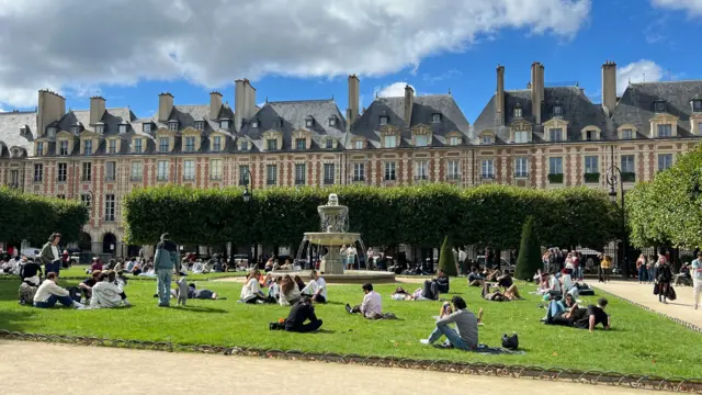 Warga Prancis tengah menghabiskan waktu di Place des Vosges, Prancis