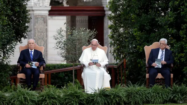 Papa Francisco ao lado de Shimon Peres e Mahmoud Abbas