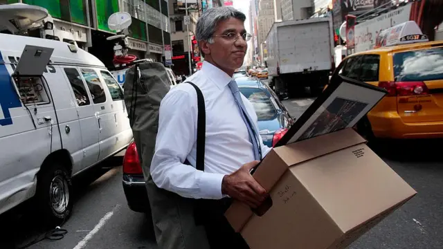 ২০০৮ সালে বিনিয়োগ ব্যাংক লিম্যান ব্রাদার্স দেউলিয়া হওয়ার পর ব্যাংকের এক কর্মকর্তা নিউ ইয়র্কে প্রতিষ্ঠানটির সদর দফতর থেকে তার কাগজপত্র নিয়ে বেরিয়ে আসছেন। মার্কিন সরকার ঋণখেলাপি হলে তার চাইতে বহুগুণ বড় অর্থনৈতিক সংকট তৈরি হতে পারে বলে হুঁশিয়ারি দেয়া হচ্ছে। 