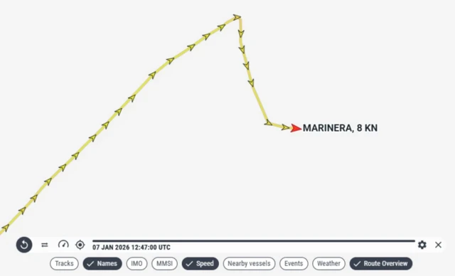 Карту маршруту судна: на білому фоні лінія з жовтими стрілками, що позначають шлях танкера. Лінія спочатку йде вгору, потім робить різкий поворот на південь і продовжується вниз. Наприкінці маршруту червоним позначено судно з написом: “MARINERA, 8 KN”, що означає назву танкера та його швидкість – 8 вузлів. Внизу є панель з інформацією, де зазначено дату 7 січня 2026 року та час 12:47 UTC.