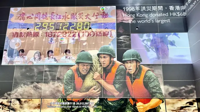 長達6分鐘的《焦點時刻》影片中，提及香港民眾曾為中國長江洪災賑災等。