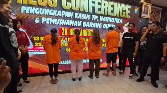 Penampakan tersangka penculikan Bilqis dihadirkan polisi di Mapolrestabes Makassar. 