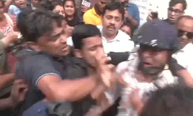 নীল হেলমেট পরে অভিষেক ব্যানার্জীকে ঘিরে ধরে ধস্তাধস্তি
