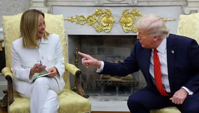 Trump apunta a una soriente Meloni durante la reunión que ambos mantuvieron en la Casa Blanca en abril de 2025.