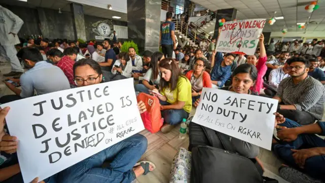 आरजी कर रेप मामले को लेकर प्रदर्शन