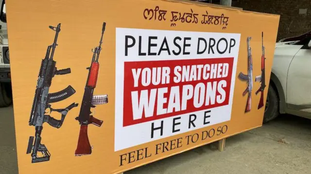 নিরাপত্তা বাহিনীর প্রায় এক হাজার আগ্নেয়াস্ত্র ছিনতাই হয়ে গেছে, সেগুলোই ফেরত দেওয়ার আবেদন
