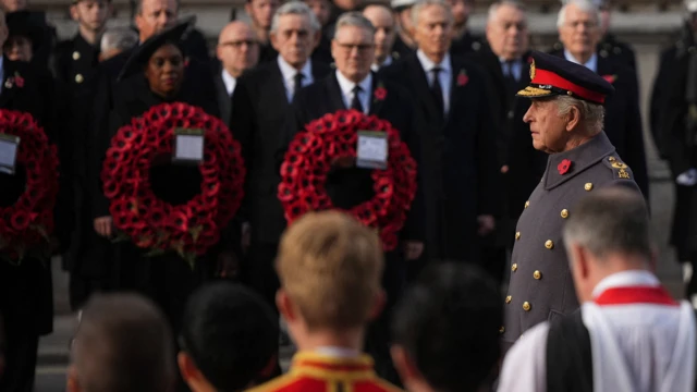 Король Великої Британії Чарльз III бере участь у церемонії Дня пам’яті біля Кенотафа на Вайтголлі в центрі Лондона 