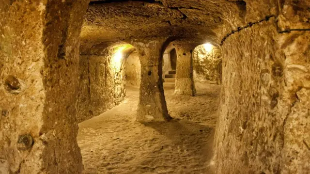 Derinkuyu terdiri dari 18 tingkatan terowongan yang berada 85 meter di bawah permukaan tanah.