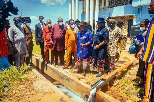 Officials from Rivers State govment and some Bille chiefs wey visit Bille to assess di situation and give palliative to di pipo