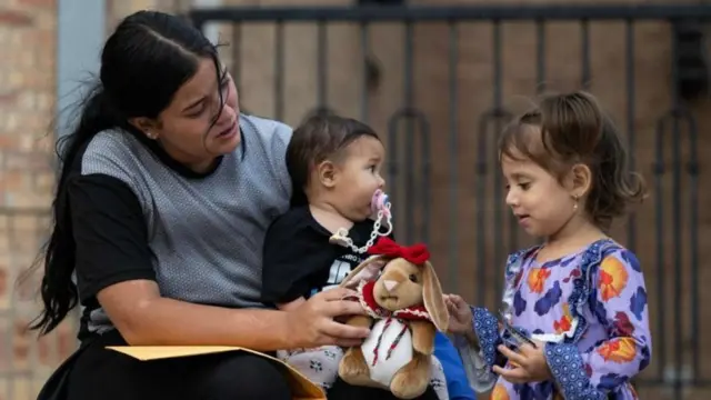 Uma migrante venezuelana com seus filhos