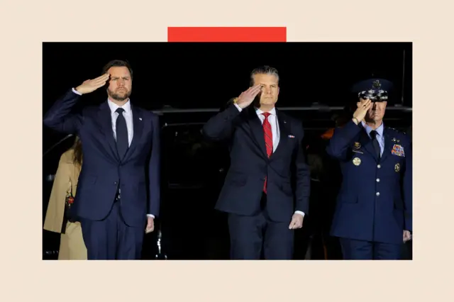 Вице-президент США Джей Ди Вэнс, министр обороны Пит Хегсет и председатель Объединенного комитета начальников штабов Дэн Кейн отдают честь