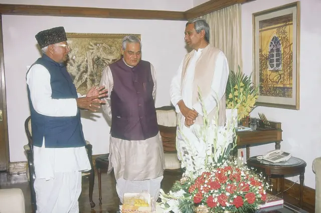 ओम प्रकाश चौटाला, अटल बिहारी वाजपेयी के साथ नवीन पटनायक. तस्वीर सन् 2000 की.