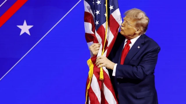 ترامپ در حال بوسیدن پرچم آمریکا