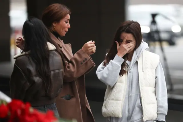 У зв'язку з катастрофою пасажирського літака Embraer 190, що виконував рейс Баку-Грозний, 26 грудня в Азербайджані оголошено днем жалоби. (Фото Азіза Карімова/Getty Images)