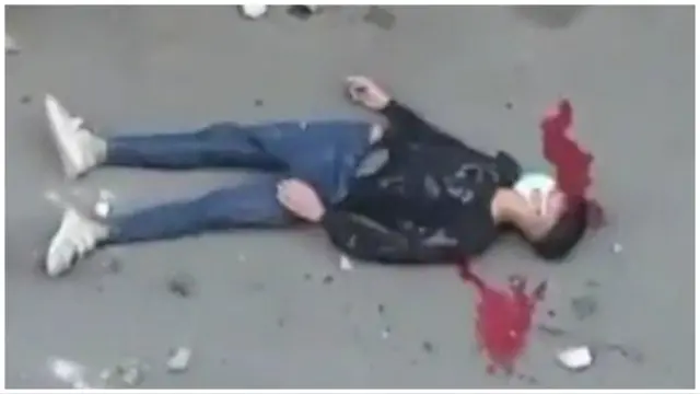 تصویری از پیکر مهدی حضرتی که برای مدتی در خیابان ماند و کسی نمی‌توانست به کمکش برود