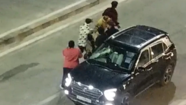 વસ્ત્રાલમાં હિંસાના આરોપીઓનો પોલીસે વરઘોડો કાઢ્યો, અમદાવાદ ગુજરાત પોલીસ, વરઘોડો કે સરઘસ કાઢી શકે, માનવાધિકાર ભંગ, સુપ્રીમ કોર્ટનો ચુકાદો, બીબીસી ગુજરાતી, બીબીસી ન્યૂઝ ગુજરાતી